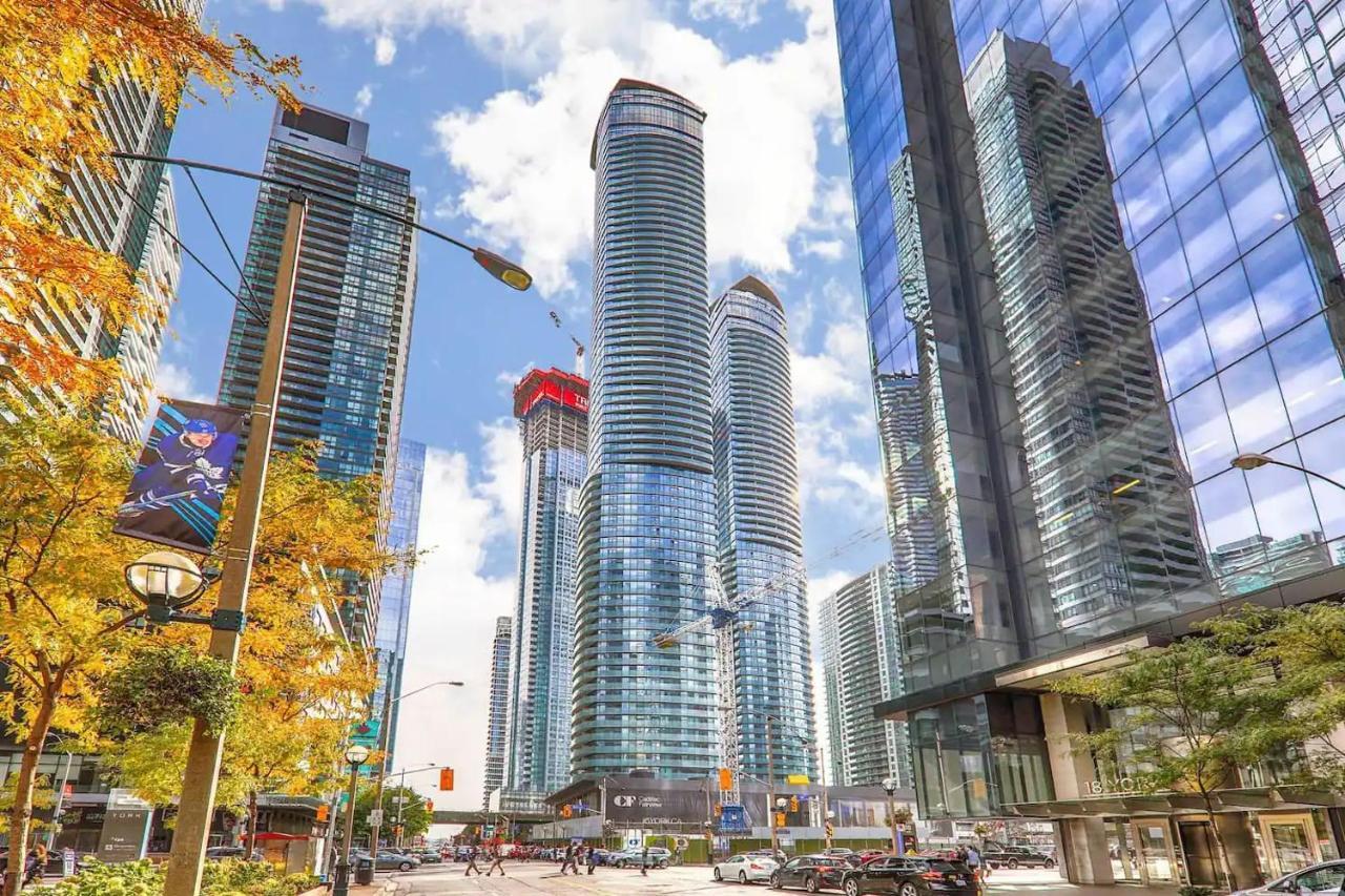 Luxury 2-Bedroom Condo Parking, View Of Cn Tower Торонто Екстер'єр фото