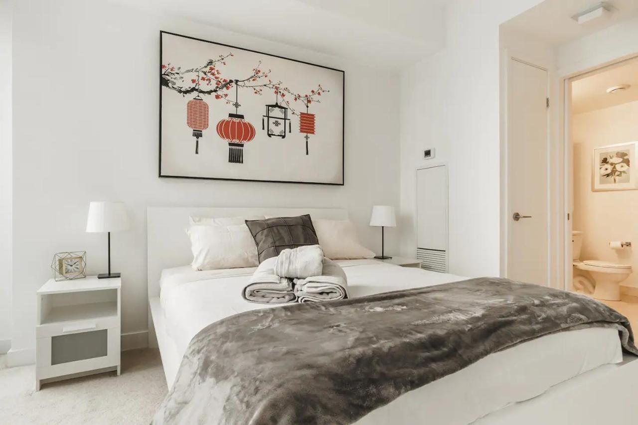 Luxury 2-Bedroom Condo Parking, View Of Cn Tower Торонто Екстер'єр фото